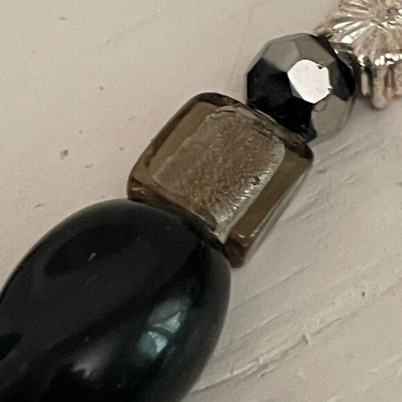 8” Silver tone beaded stretch bracelet w/quartz like, glass, and acrylic beads - Picture 5 of 11